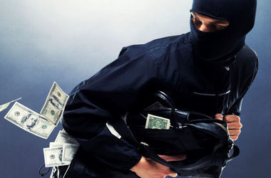 Четверо неизвестных совершили разбойное нападение на филиал одного из банков в Токмаке