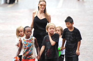 Дети Джоли и Питта учат семь иностранных языков