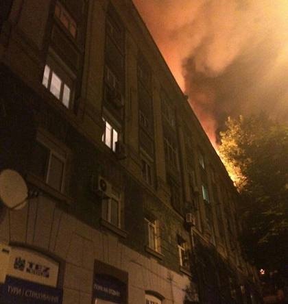 ФОТОФАКТ. В Днепре огонь выгнал на улицу десятки человек