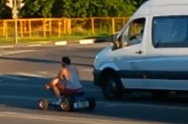 Мужчина прокатился на игрушечной машинке по оживленной трассе в Москве (видео)