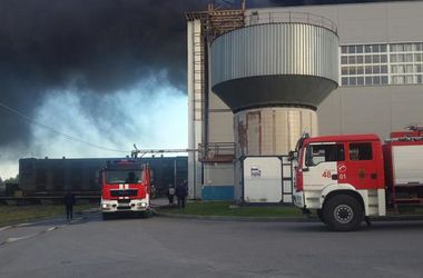 На судостроительном заводе в Петербурге горит строящийся катер