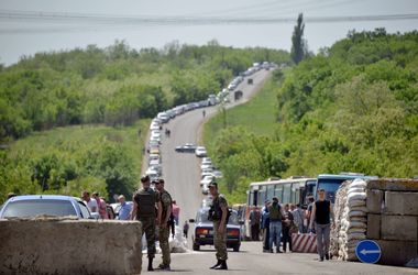 Очереди на блокпостах Донбасса: люди устраивают драки и бьют машины "блатных"