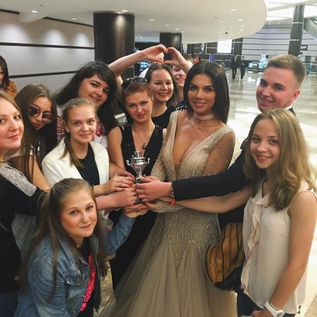 Анна Седокова обнажила грудь перед фанатами на музыкальной премии (фото)