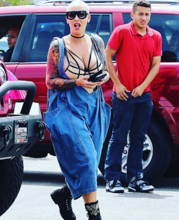 Дерзкая Эмбер Роуз шокировала голым нарядом для прогулки (фото)