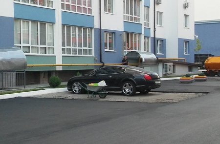 ФОТОФАКТ. Украинские "дорожники" кладут асфальт в обход припаркованных автомобилей