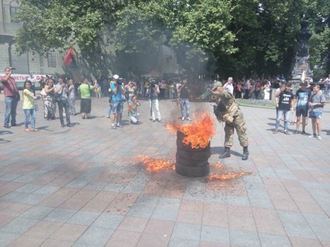 Сессия №2 в Одессе: устроили потасовку, применили газ и жгли покрышки