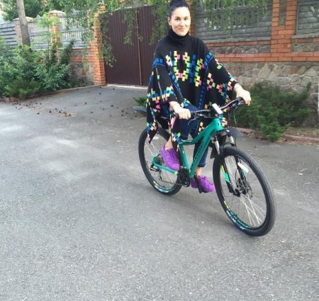 Стильная Маша Ефросинина прокатилась на велосипеде в пончо за 10 тысяч гривен