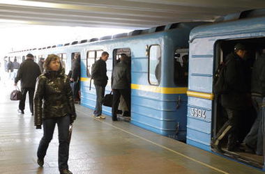 В Киеве пьяный пассажир метро напал на полицейского