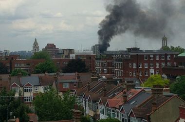 В Лондоне горел 16-этажный дом, очевидцы говорят о взрыве (фото)