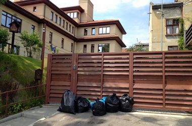 Жители Львова принесли мусор к дому мэра Садового