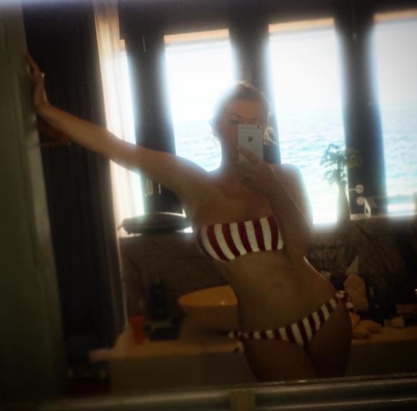 34-летняя Ирина Дубцова в купальнике похвасталась фигурой на Мальдивах (фото)
