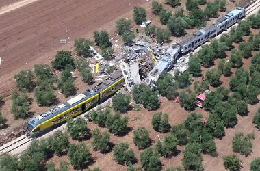 Число жертв столкновения поездов в Италии растет