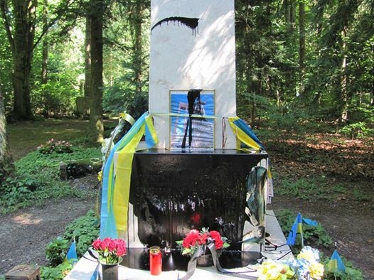 ФОТОФАКТ. В Германии осквернили могилу Бандеры