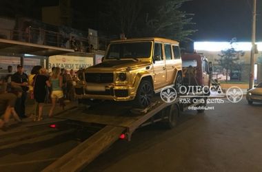 ФОТОФАКТ. В Одессе наказали автохама на золотом внедорожнике