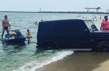 ФОТОФАКТ. В Одессе внедорожник увяз на пляже