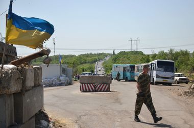 На блокпосту застрелили мужчину, пытавшегося отобрать оружие у военного