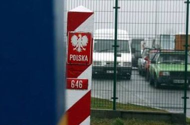 На границе протестующие избили поляков, которые пытались въехать в Украину