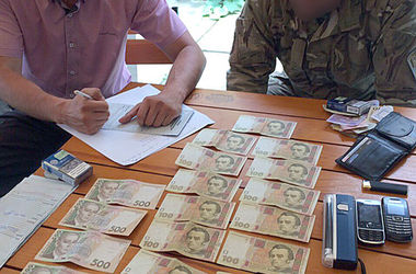 На Закарпатье военный брал взятки за фальшивые документы