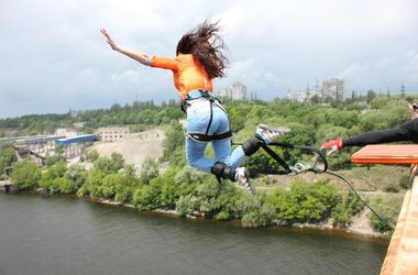 Нестандартный отдых в Днепре: прыжки с моста, бросание шаров и ловля покемонов