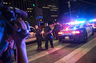Один из подозреваемых в убийстве полицейских в Далласе застрелился