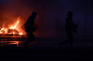 Париж в огне: за ночь сожгли 12 машин
