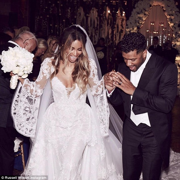 Певица Сиара в роскошном платье от Roberto Cavalli вышла замуж за футболиста (фото)
