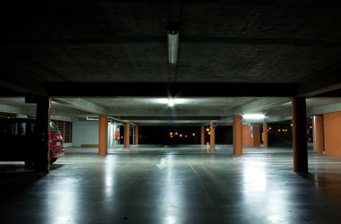 Почему места в паркингах и гаражи стоят так дорого