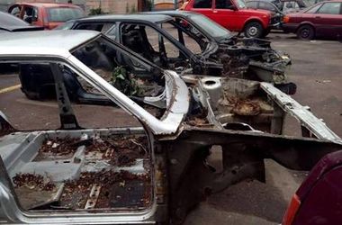 Под Киевом нашли мастерскую, где массово разбирали угнанные автомобили