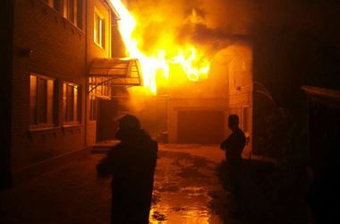 Под Киевом патрульные спасли из пожара семью
