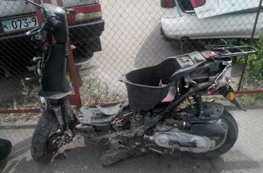 Под Киевом пьяный водитель протаранил скутер и бросил пострадавших на дороге