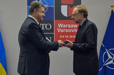 Порошенко наградил замгенсека НАТО орденом "за отстаивание суверенитета Украины"