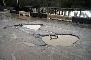 Порошенко обратил внимание на ужасные украинские дороги