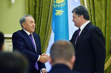 Порошенко с подтекстом поздравил Назарбаева с Днем рожденья