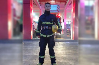 Пожарный из Китая стал звездой местных соцсетей, съев таз лапши (фото)