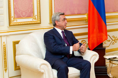 Президент Армении провел экстренное заседание силовиков после захвата отделения полиции в Ереване