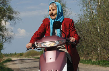 Российских пенсионеров хотят пересадить на мопеды