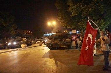 Страшная ночь в Турции: 60 погибших, взрывы, огонь в небе и на земле