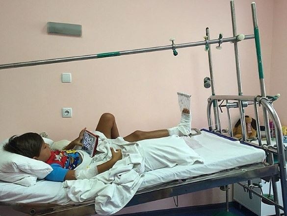 Сын Яны Клочковой попал в больницу после падения с самоката