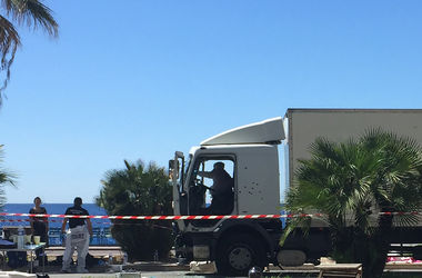 Террориста в Ницце остановила женщина-полицейский, запрыгнувшая на грузовик – очевидец
