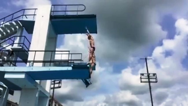 Под российским прыгуном в воду рухнула вышка (видео)