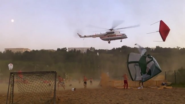 Вертолет МЧС во время посадки снес палатки фестиваля в Нижнем Новгороде (видео)