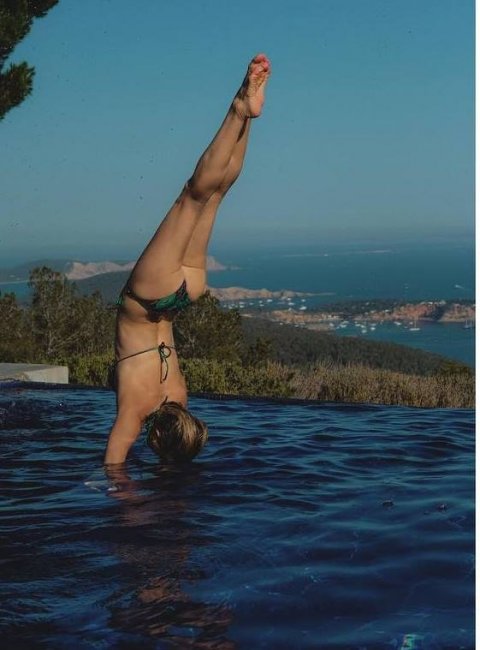 Актриса Кейт Хадсон в бикини удивила стойкой на руках (фото)