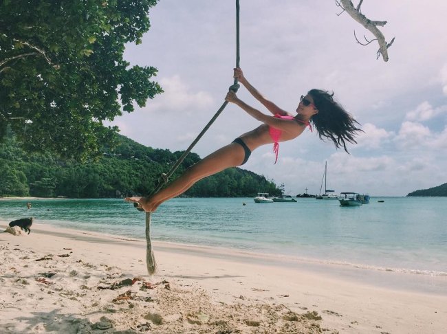 Актриса Равшана Куркова на Сейшельских островах показала фигуру в ярких купальниках (фото)