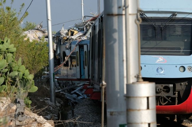 Число жертв столкновения поездов в Италии растет