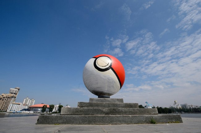 ФОТОФАКТ. В честь Pokemon GO в России появился огромный гранитный покебол