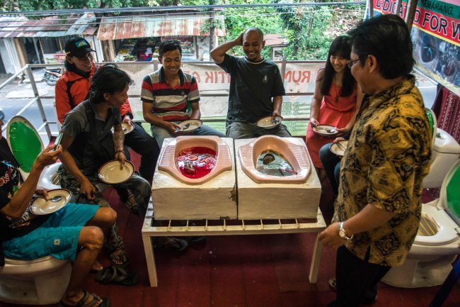 ФОТОФАКТ. В Индонезии открыли кафе, где кормят из унитазов