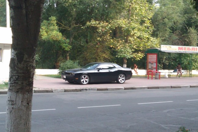 ФОТОФАКТ. В Украине заметили великолепный Dodge Challenger