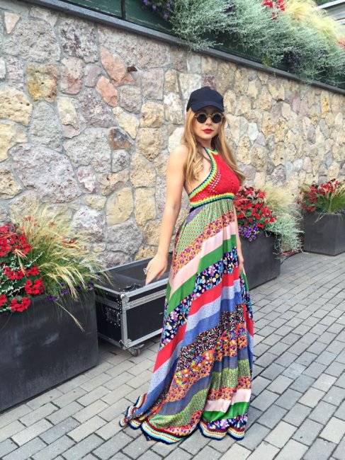 Модное решение от Тины Кароль: певица носит кепку с сарафаном в пол (фото)