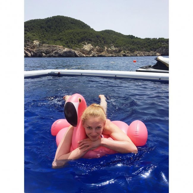 Светлана Ходченкова на надувном фламинго похвасталась лицом без косметики (фото)
