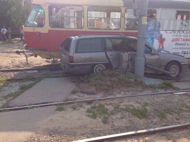 В Харькове трамвай раздавил Opel